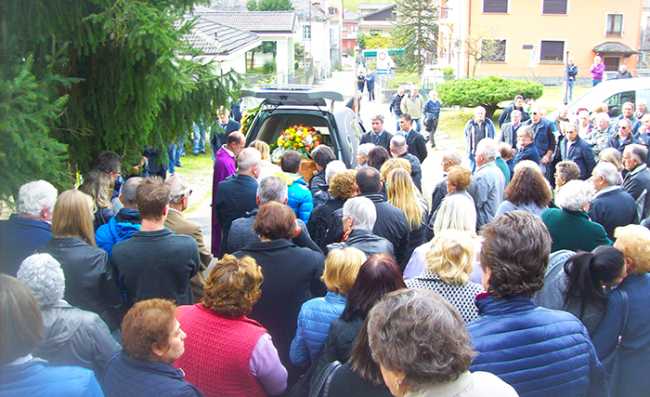 funerale guido della piazza