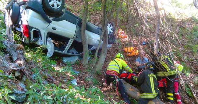 fuoristrada cappottato bosco vigili
