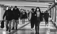 gente camminata bn