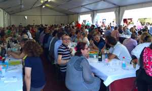 giugno insieme pieno gente