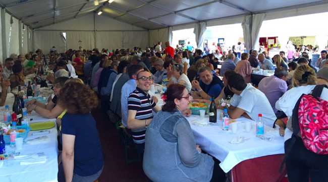 giugno insieme pieno gente