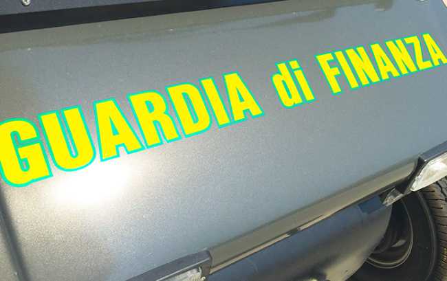 guardia finanza scritta auto