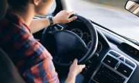 guidare volante uomo