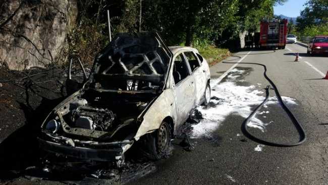incendio auto ghiffa ago 1607