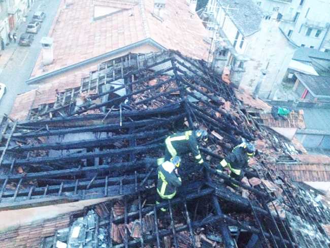 incendio binda tetto vista alto