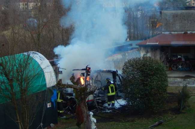 incendio camper due