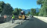 lavori superstrada asfalto corsia uomini