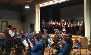 le due bande suonano inno nazionale700