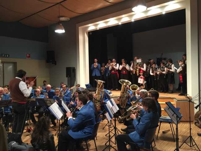 le due bande suonano inno nazionale700