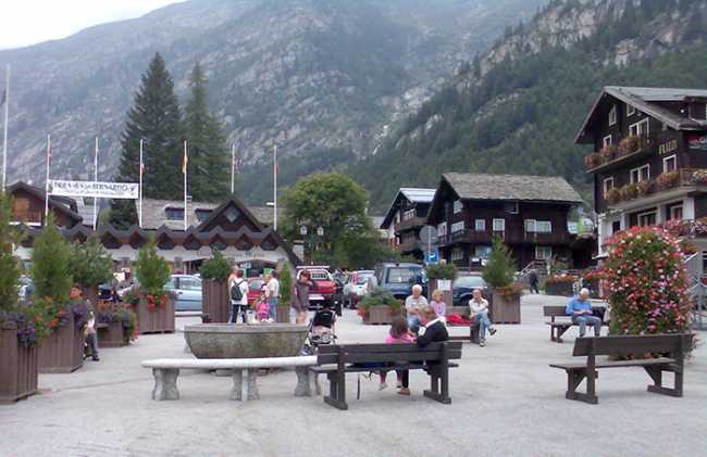 macugnaga area pedonale davanti municipio