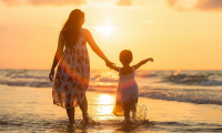 mamma figlia sole mare