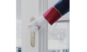 mano cameriere porta albergo