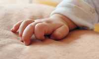 mano neonato