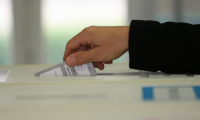 mano voto scheda urna