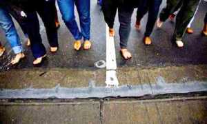 marcia uomini scalzi