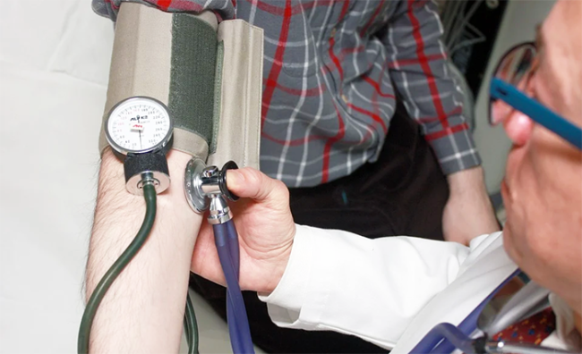 medico pressione braccioi