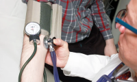 medico pressione braccioi