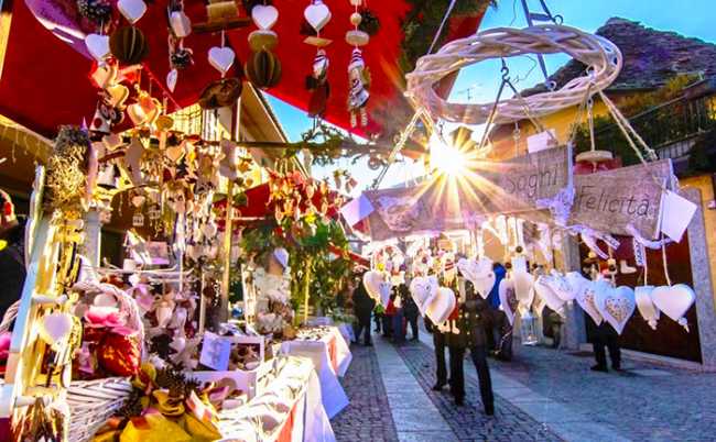 mercatino natale vigezzo bancarella sole