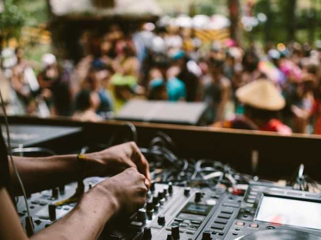 michael benz dj set unsplash