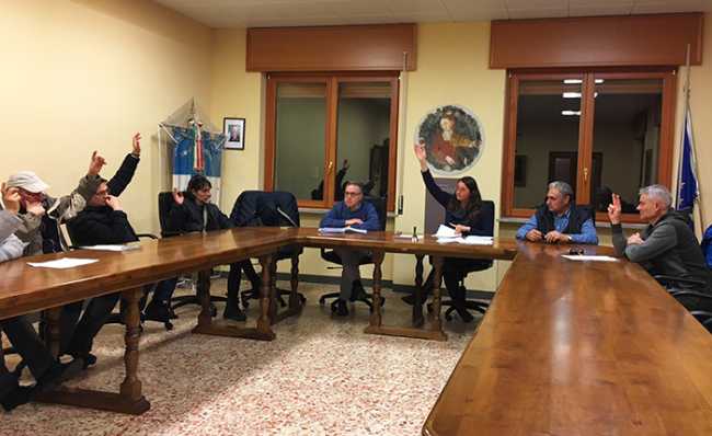 miguidi montecrestese consiglio alzata mano