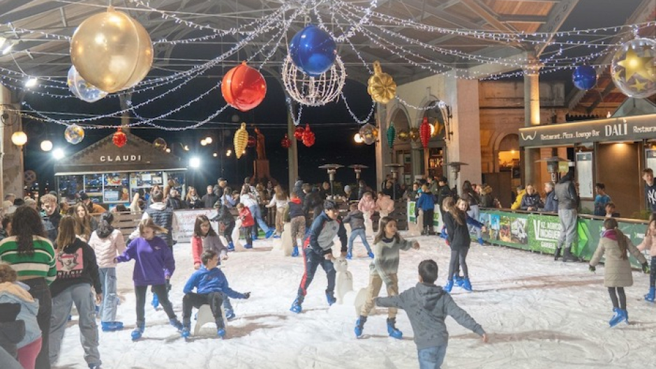 Intra, inaugura la pista di pattinaggio alla Tettoia