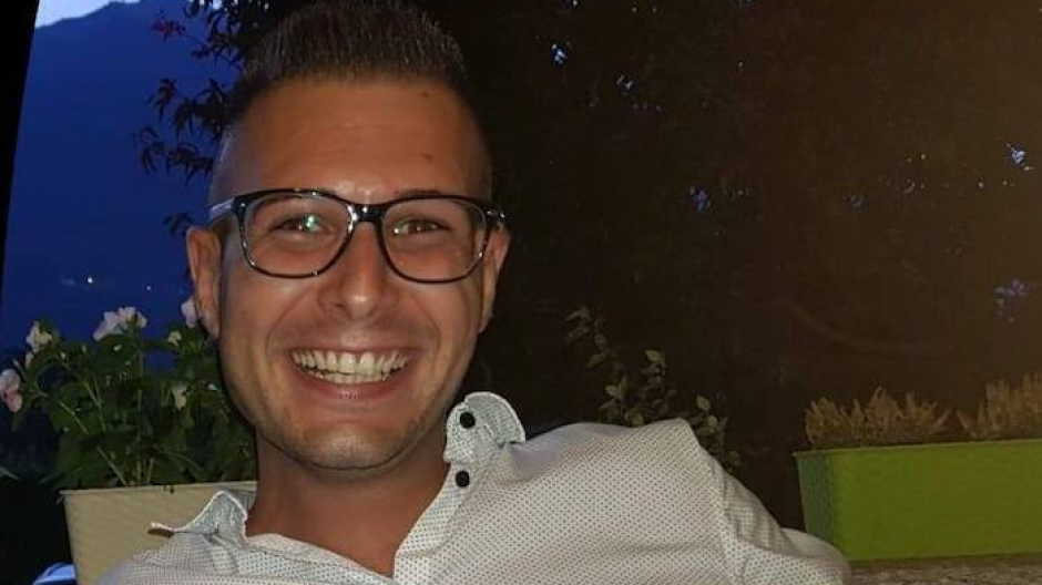 Uccise il figlio a colpi di fucile, al via il processo: in aula rivede la moglie