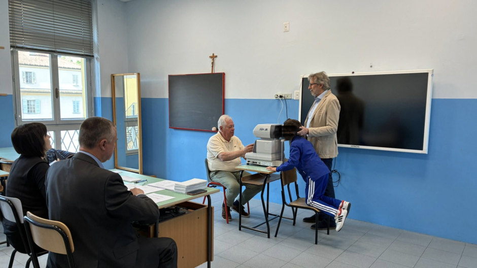 Oculisti a scuola: l'iniziativa di prevenzione dei Lions per i bimbi delle Milani 