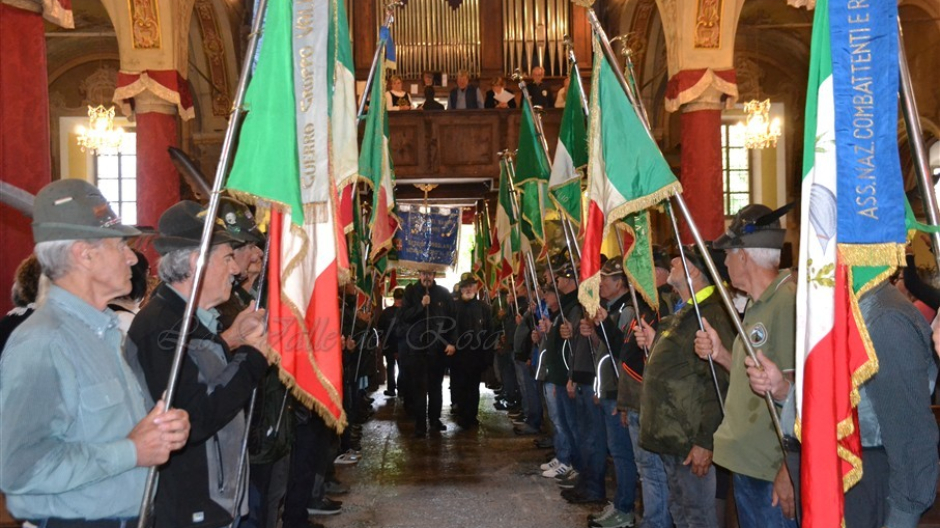 Bannio Anzino: gli Alpini sfidano la pioggia per il Raduno di Valle (Foto)