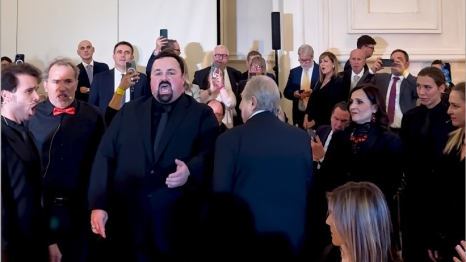 La voce del tenore verbanese Colombo incanta 2.600 avvocati alla Reggia di Venaria