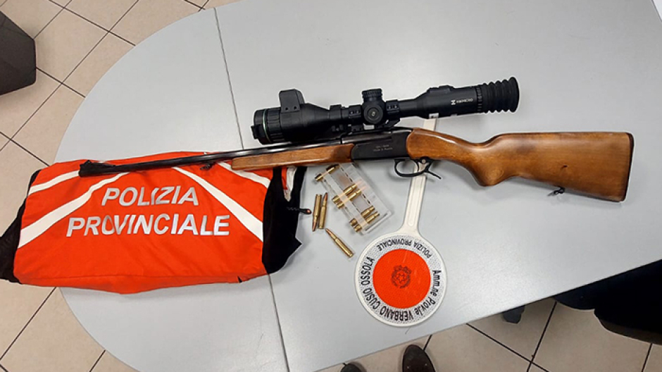 A caccia di notte con fucili con visione notturna: presi dalla polizia Provinciale