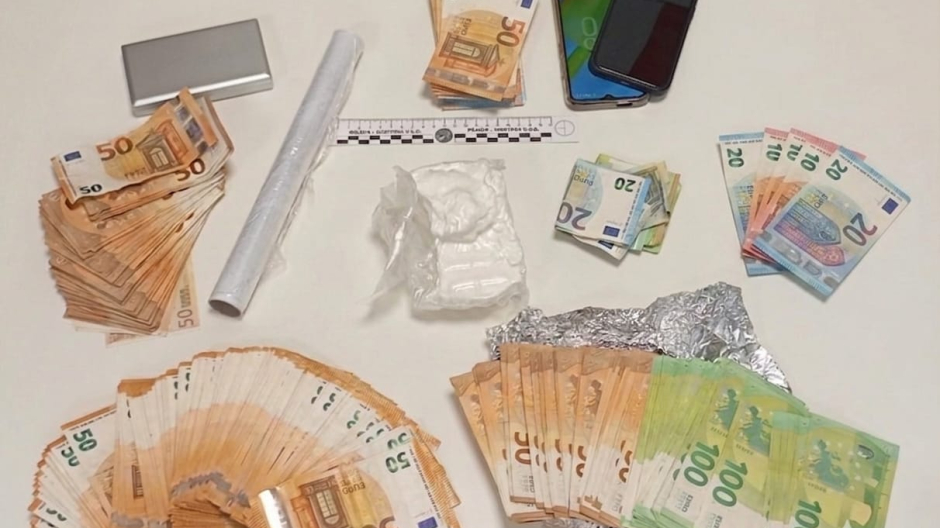 Verbania, oltre 250 grammi di cocaina e 25mila euro in casa: arrestato dalla Polizia