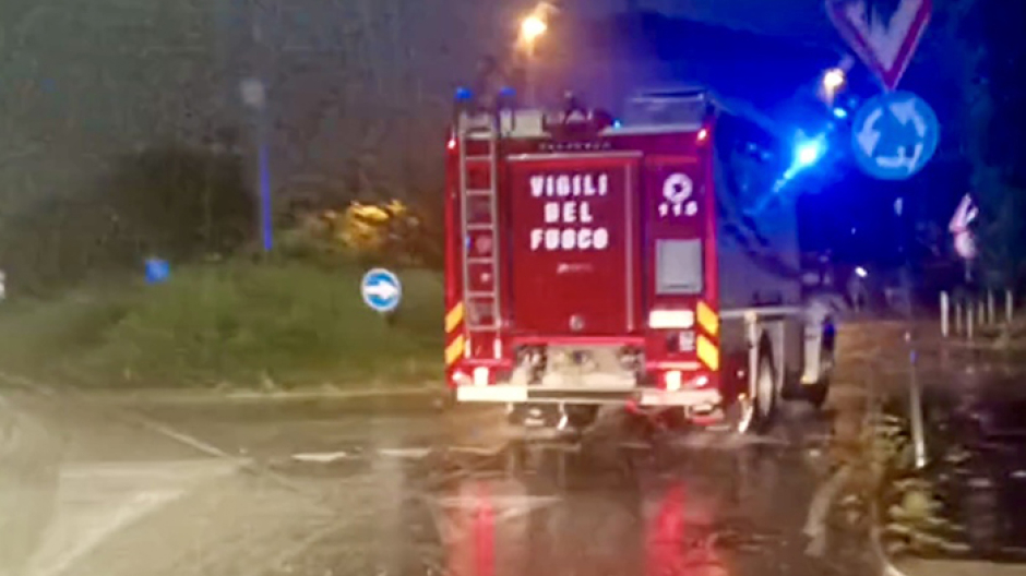 Incidente in superstrada per la forte pioggia: auto cappottata