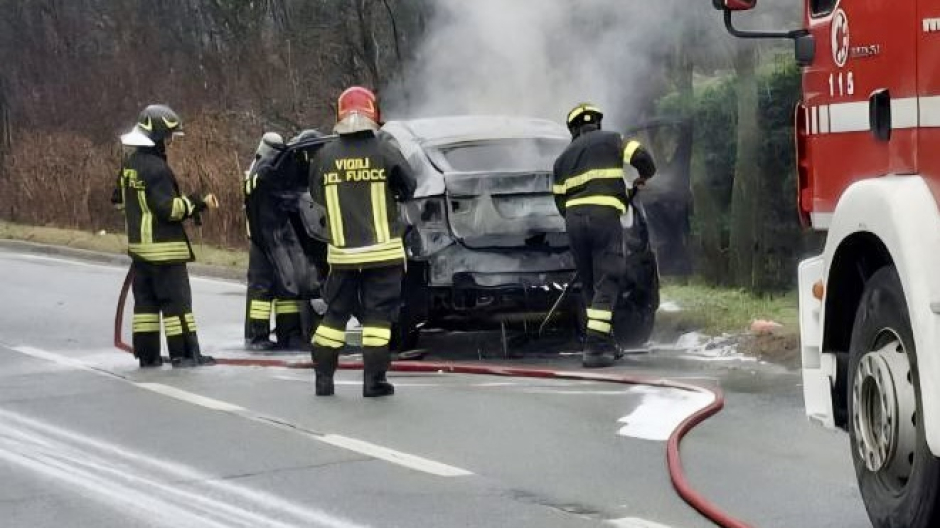 Auto in fiamme. Illeso il conducente 