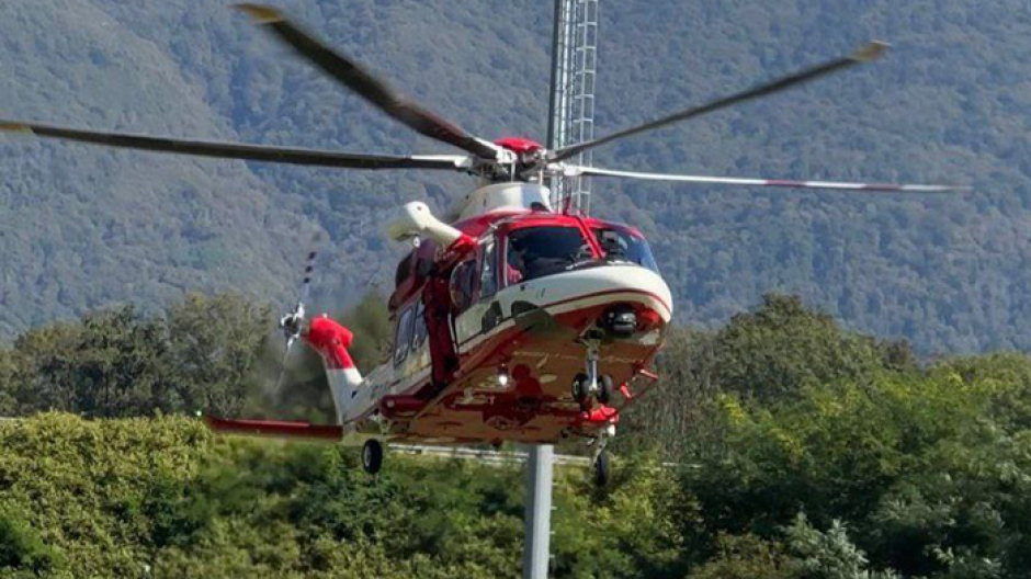 Cade in una riva, in codice rosso elitrasportato a Novara