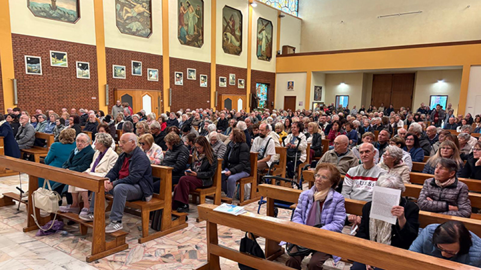 Chiesa gremita e tanta commozione: l'addio ai frati della Cappuccina dopo 70 anni
