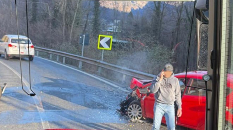 Frontale tra due auto a Crodo