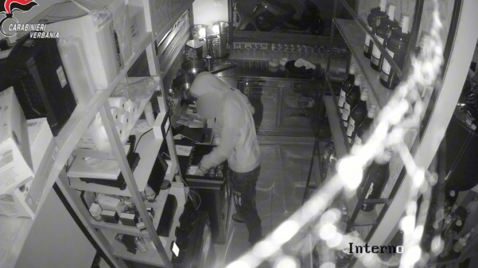 Tradito dal tatuaggio: arrestato 19enne per furto in un bar di Verbania - Video 