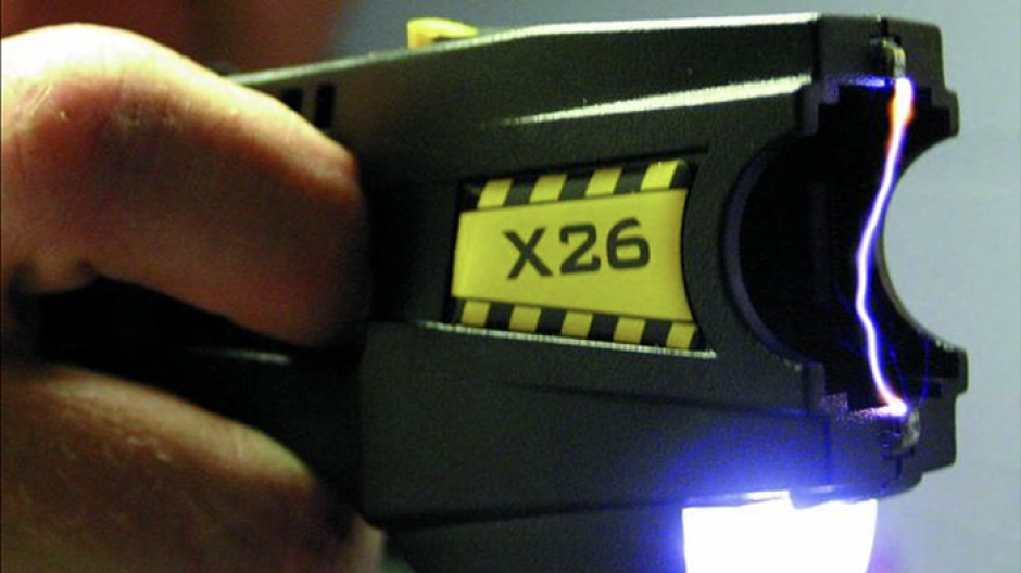 Ragazzo di 19 anni trovato in possesso di  uno storditore elettrico, denunciato