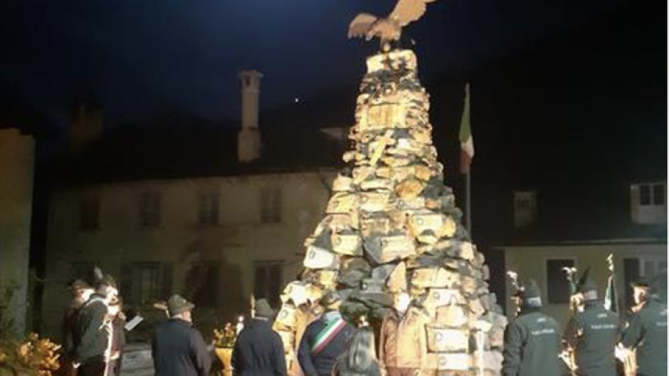 Centenario del Gruppo Alpini di Vanzone: deposizione di una corona d'alloro