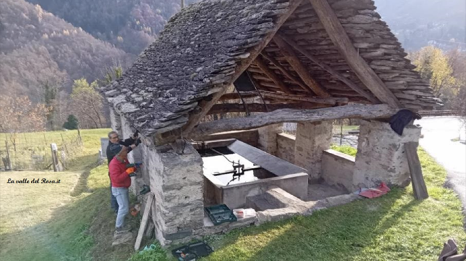 Abbellito l'antico lavatoio di Barzona a Calasca