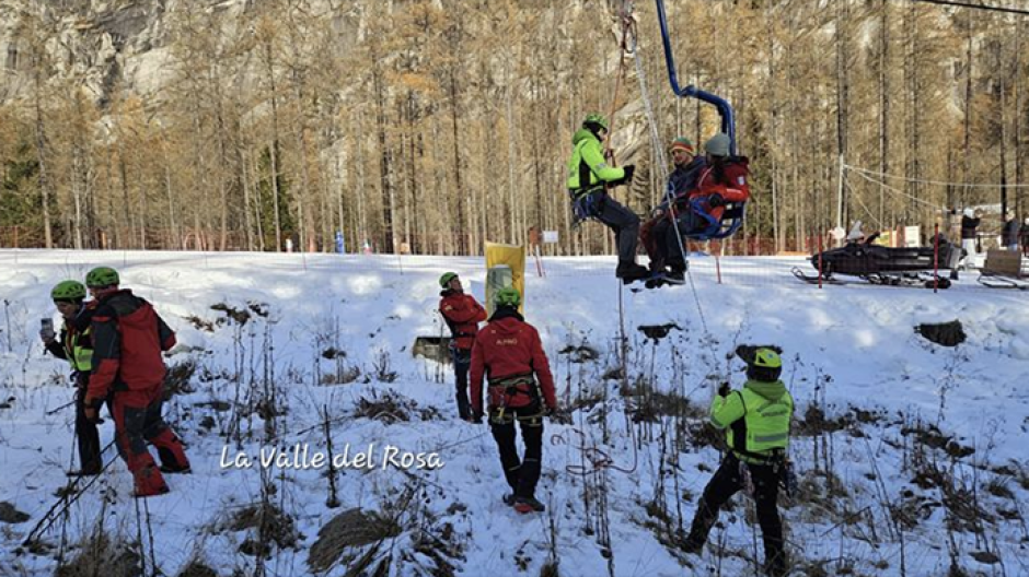 Simulata un'avaria della seggiovia che sale ai Burki, il Soccorso si esercita