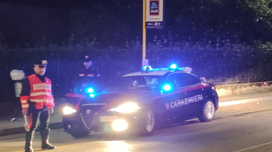 Spintoni e insulti ai carabinieri. Ventenne denunciato