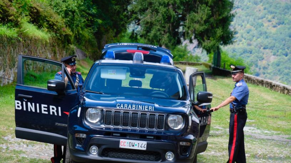 Borsetta appesa al carrello, portafogli rubato. Fermati i ladri