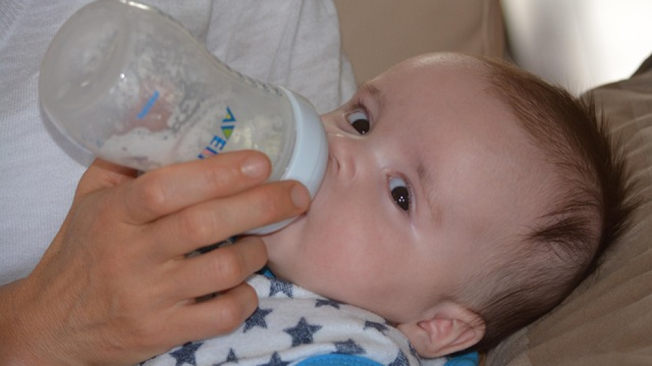 Latte artificiale gratuito per le madri in difficoltà: la proposta in Regione