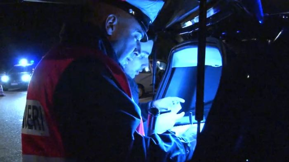 Verbano: alcol al volante e mazze da baseball in auto, denunce e ritiri di patente