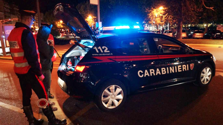 Fugge all'alt dei carabinieri, fermato dopo un inseguimento. Era ubriaco