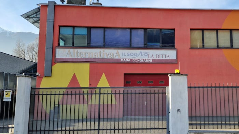 Da produttore d'armi a sminatore: si proietta 