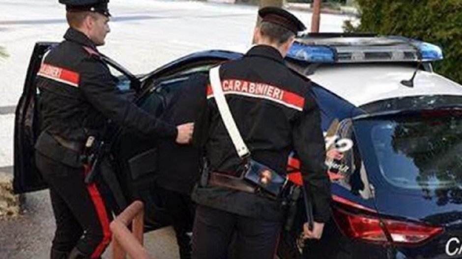 Verbania, 19enne arrestato per estorsione: minacciava un uomo con due cani