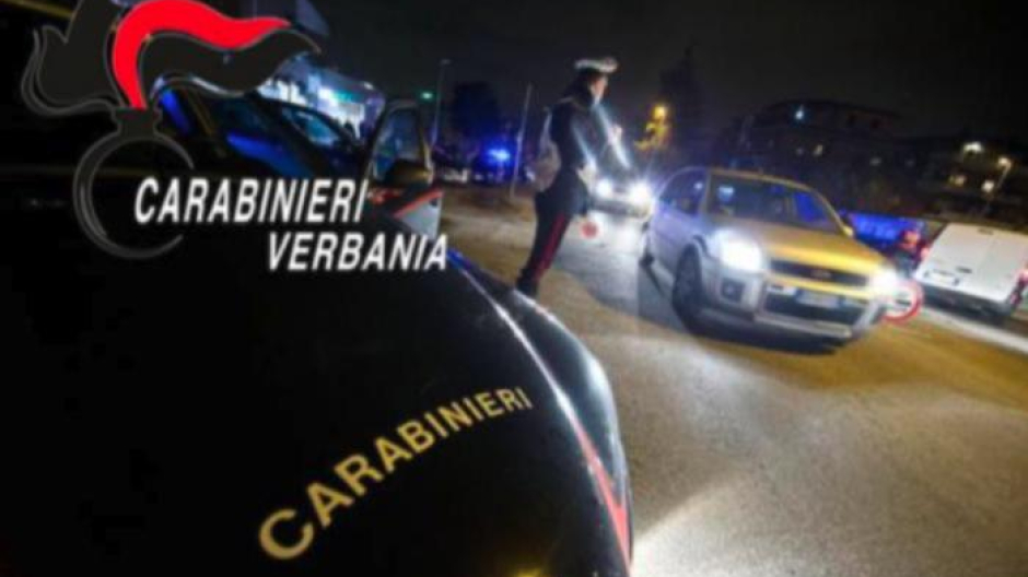 Ubriaco, urta contro le barriere laterali in superstrada. Denunciato 