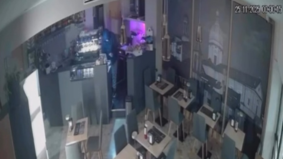 Furto notturno con spaccata al bar: rubato il fondo cassa